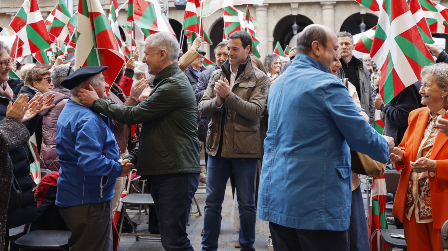 BILBAO, 31/03/2024.- El PNV celebra el Aberri Eguna (día de la patria vasca) con un acto en el que intervienen el lehendakari, Iñigo Urkullu (i); el candidato a sucederle, Imanol Pradales (c), y el presidente del partido, Andoni Ortuzar (d), a pocos días del comienzo de la campaña electoral para las elecciones vascas del 21 de abril. EFE/ Luis Tejido