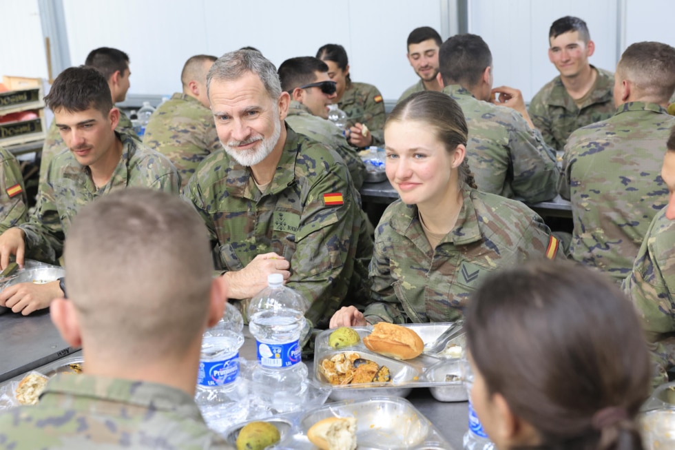 El rey Felipe VI acompaña en el almuerzo a un grupo de alumnos, incluida su hija Leonor, durante su visita a los alumnos de la Academia General Militar en el marco de las maniobras en el Centro Nacional de Adiestramiento de San Gregorio.