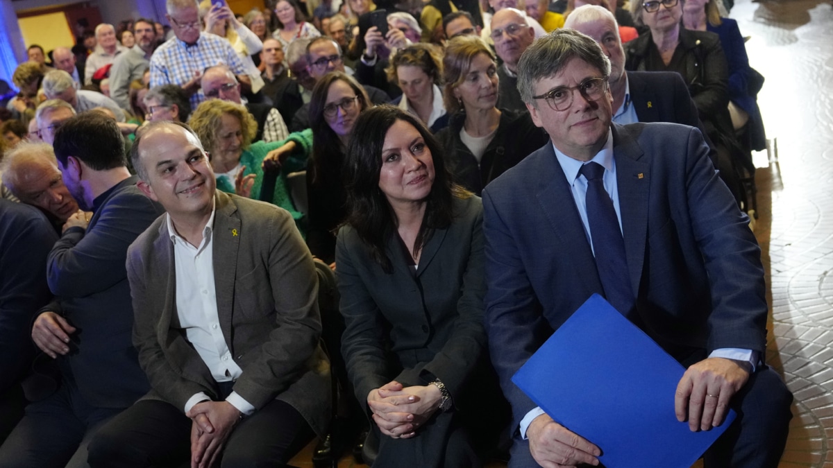 GRAFCAT1767. ELNA, 21/03/2024.- El expresidente de la Generalitat Carles Puigdemont (d), acompañado de su pareja, Marcela Topor (c), y el secretario general de JxCat, Jordi Turull (i), momentos antes de la conferencia en el ayuntamiento de Elna (Francia) en la que se espera que desvelará si se presenta como candidato de JxCat a las elecciones catalanas del próximo 12 de mayo y a las elecciones europeas del 9 de junio. EFE/Enric Fontcuberta