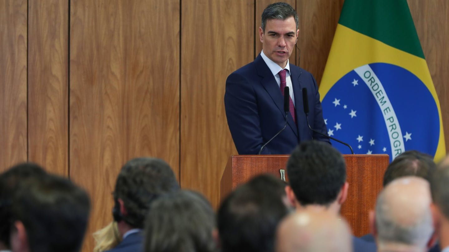 AME5780. BRASILIA (BRASIL), 06/03/2024.- El presidente del Gobierno español Pedro Sánchez habla durante una rueda de prensa este miércoles, en el Palacio presidencial de Planalto en Brasilia (Brasil). Lula afirmó este miércoles, al lado del presidente del Gobierno de España, Pedro Sánchez, que las democracias de ambos países se enfrentan al extremismo. EFE/ André Coelho