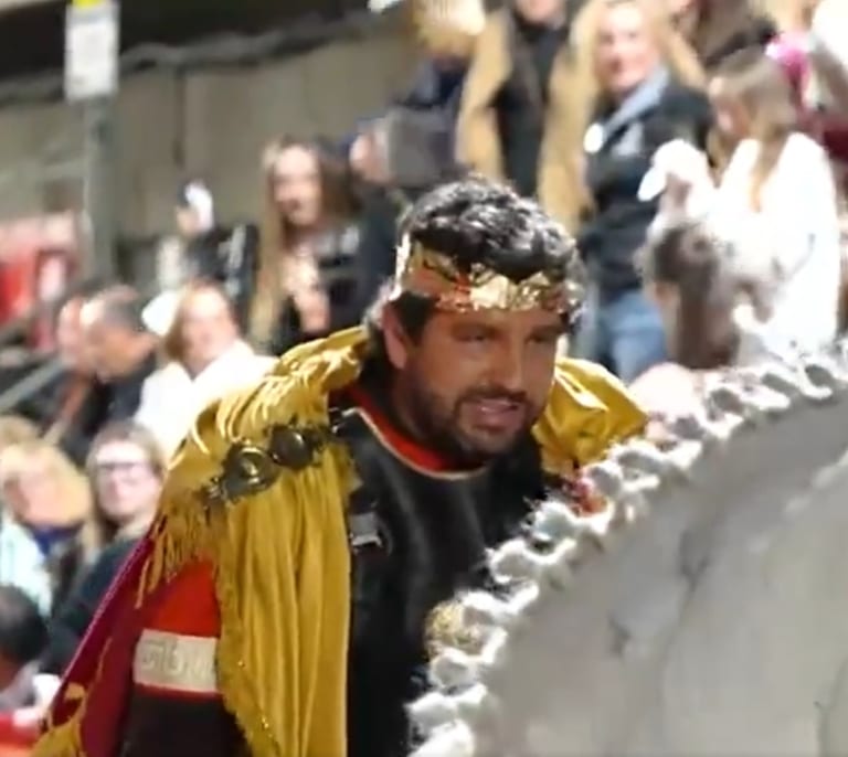 López Miras se transforma en el emperador Teodosio y galopa por las calles de Lorca