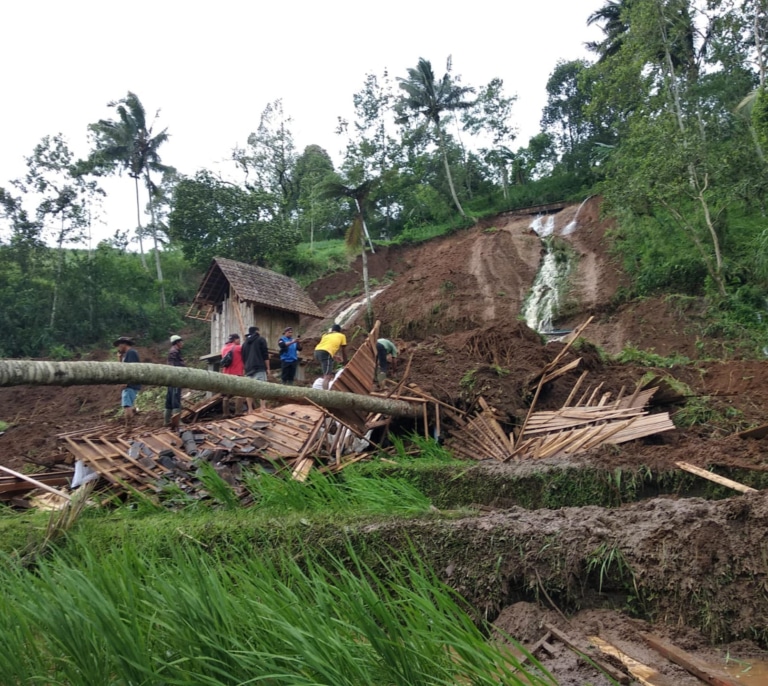 Mueren dos turistas en Bali al ser arrasada su villa por un deslizamiento de tierras