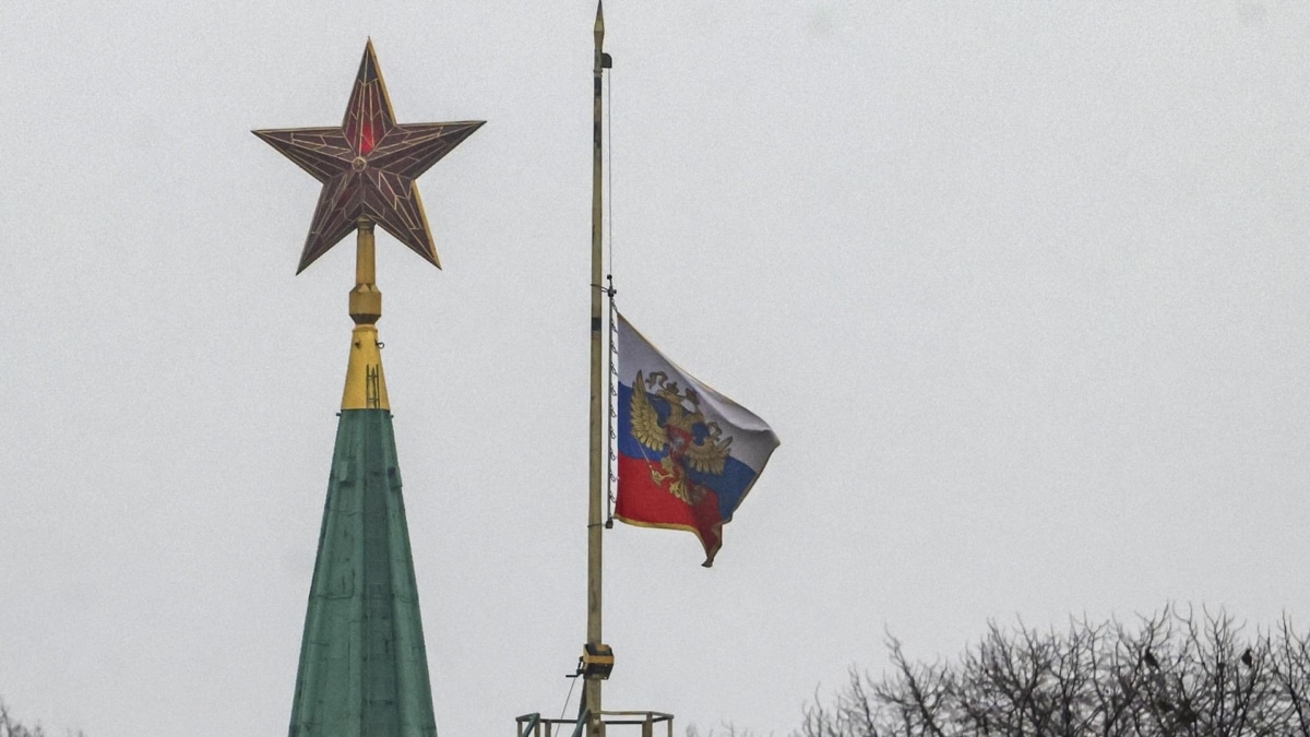 La bandera rusa del Kremlin ondea a media asta por el atentado en el Crocus City Hall de Moscú.