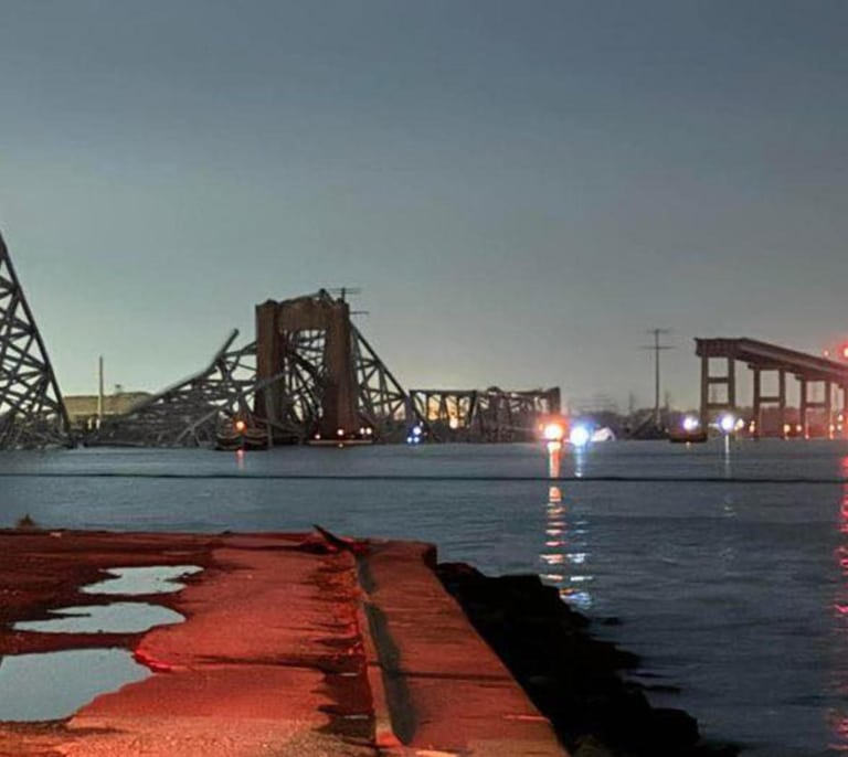 Al menos veinte desaparecidos tras derribar un barco el puente más largo de Baltimore
