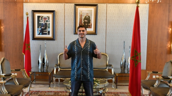 Brahim presume de raíces bajo los retratos de Mohamed VI y Hasan II: "Siempre Marruecos"