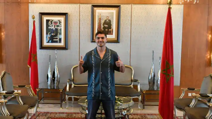 Brahim Díaz posa junto a la bandera de Marruecos a su llegada a Rabat