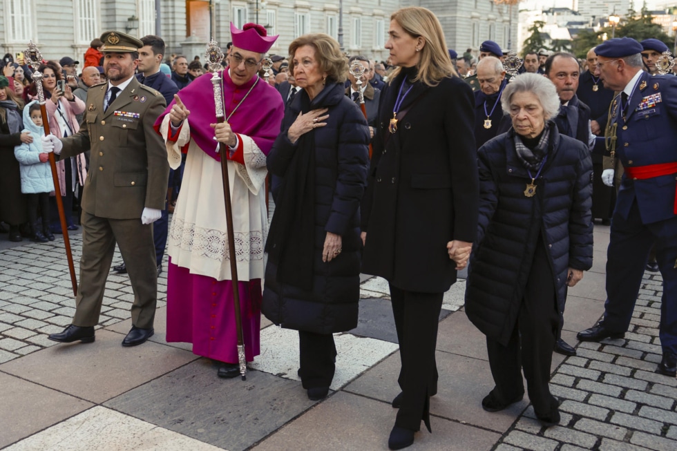La reina Sofía, la infanta Cristina e Irene de Grecia en la salida de la procesión del Santísimo Cristo de los Alabarderos, este Viernes Santo en el Palacio Real de Madrid. El arzobispo castrense Juan Antonio Aznárez las ha acompañado durante el acto.