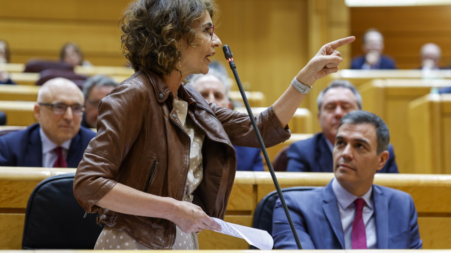 MADRID, 12/03/2024.- La vicepresidenta primera, María Jesús Montero, interviene en presencia del presidente del Gobierno, Pedro Sánchez, en la sesión de control al Gobierno celebrada por el pleno del Senado este martes. EFE/ Mariscal