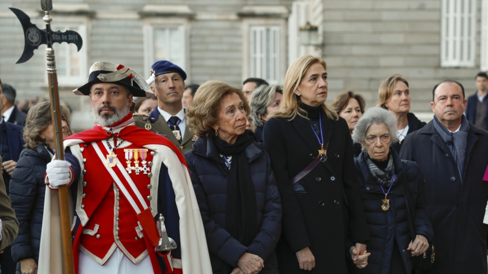 La reina Sofía, la infanta Cristina e Irene de Grecia en la salida de la procesión del Santísimo Cristo de los Alabarderos, este Viernes Santo en el Palacio Real de Madrid.