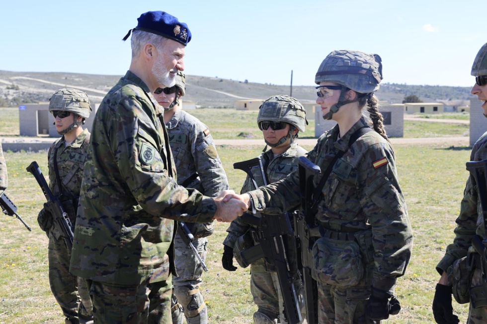 El rey Felipe VI saluda su hija Leonor, princesa de Asturias, durante su visita, el pasado 15 de marzo, a los alumnos de la Academia General Militar en el marco de las maniobras en el Centro Nacional de Adiestramiento de San Gregorio, en una imagen facilitada este lunes