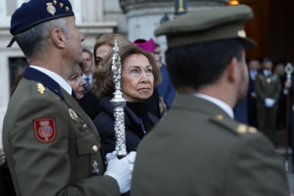MADRID, 29/03/2024.- La reina Sofía en la salida de la procesión del Santísimo Cristo de los Alabarderos, este Viernes Santo en el Palacio Real, en Madrid. EFE/ Mariscal