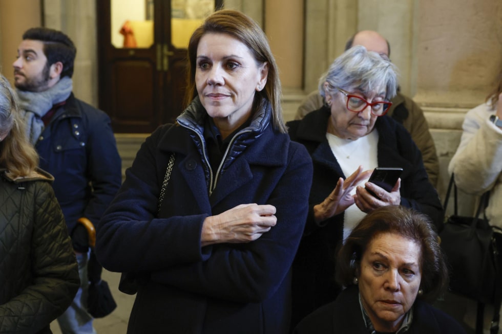 La exministra María Dolores de Cospedal momentos antes de la salida de la procesión del Santísimo Cristo de los Alabarderos, este Viernes Santo en Madrid. EFE/ Mariscal