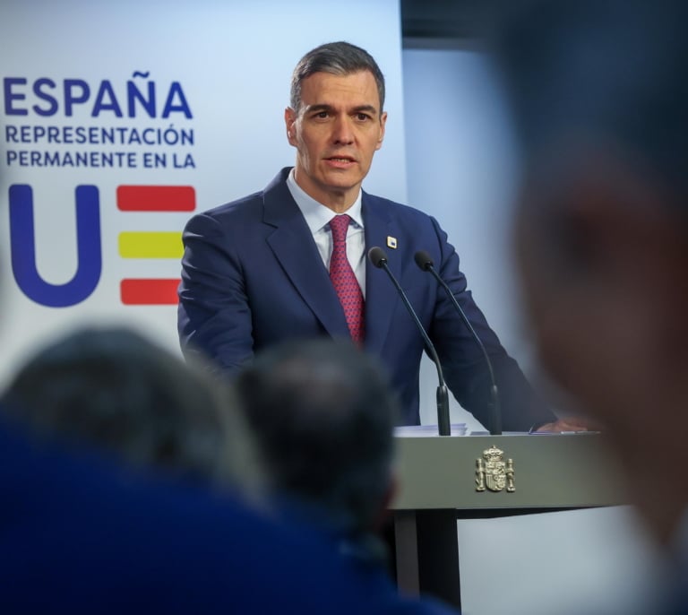 Sánchez vuelve a exigir a Feijóo la caída de Ayuso: "Quien quiere embarrar la política es que está de barro hasta arriba"
