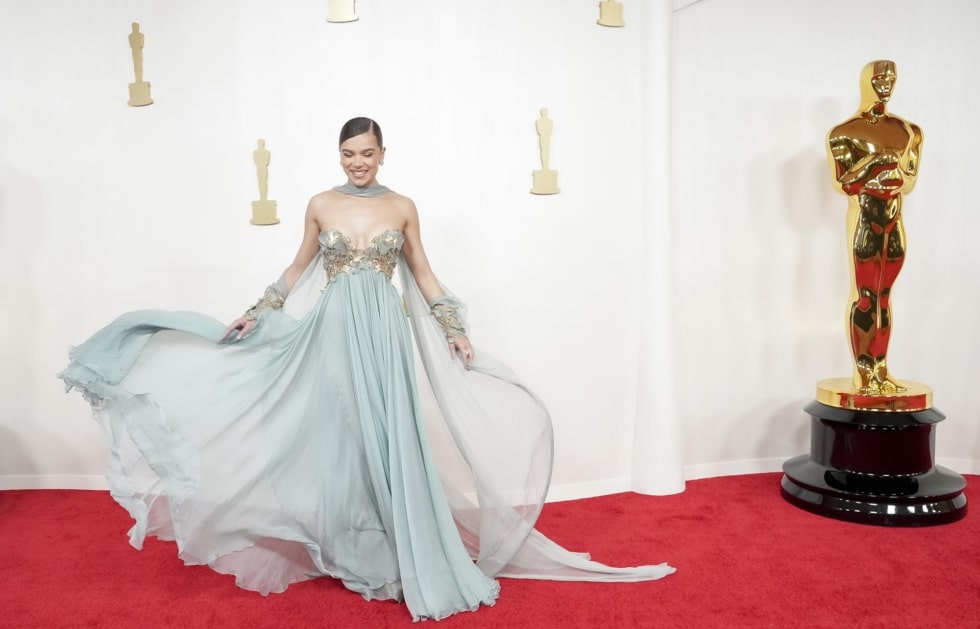 La actriz Hailee Steinfeld, con un espectacular vestido azul de gasa en los Oscar.