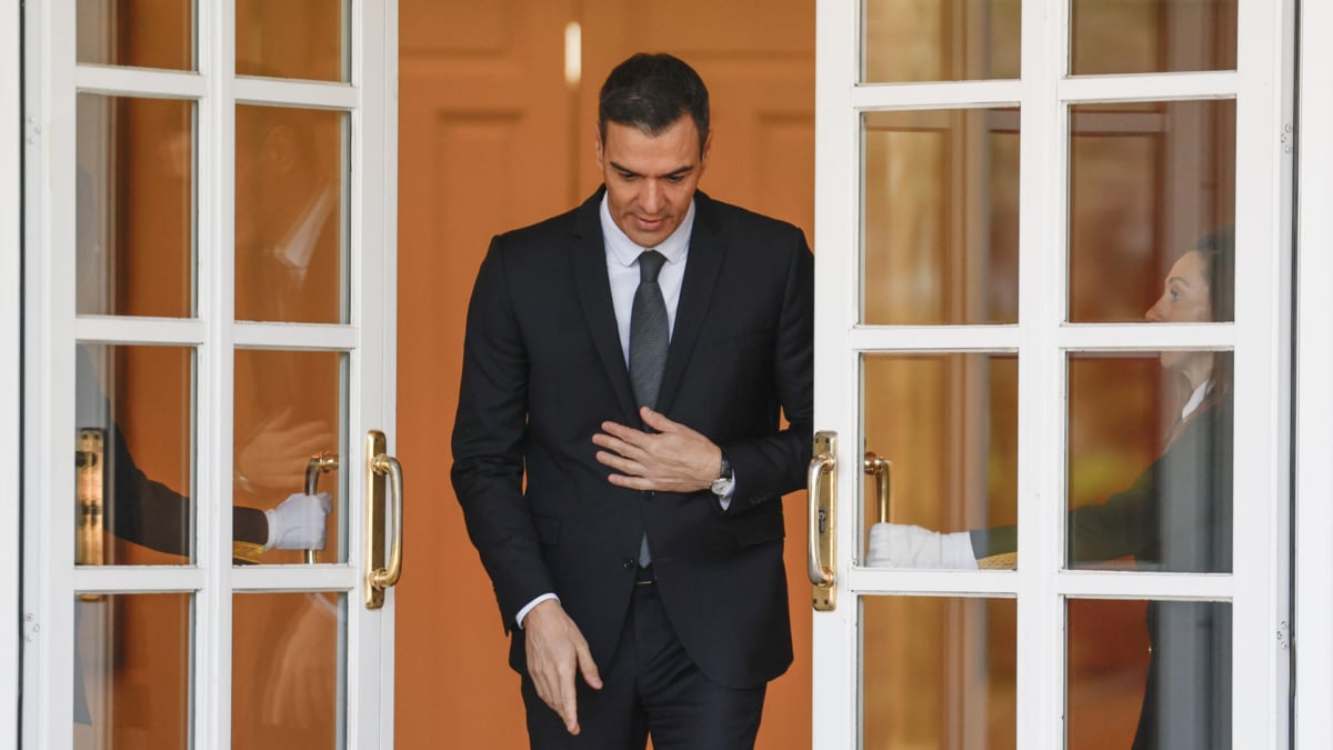 El presidente del Gobierno, Pedro Sánchez, a las puertas del Palacio de la Moncloa.