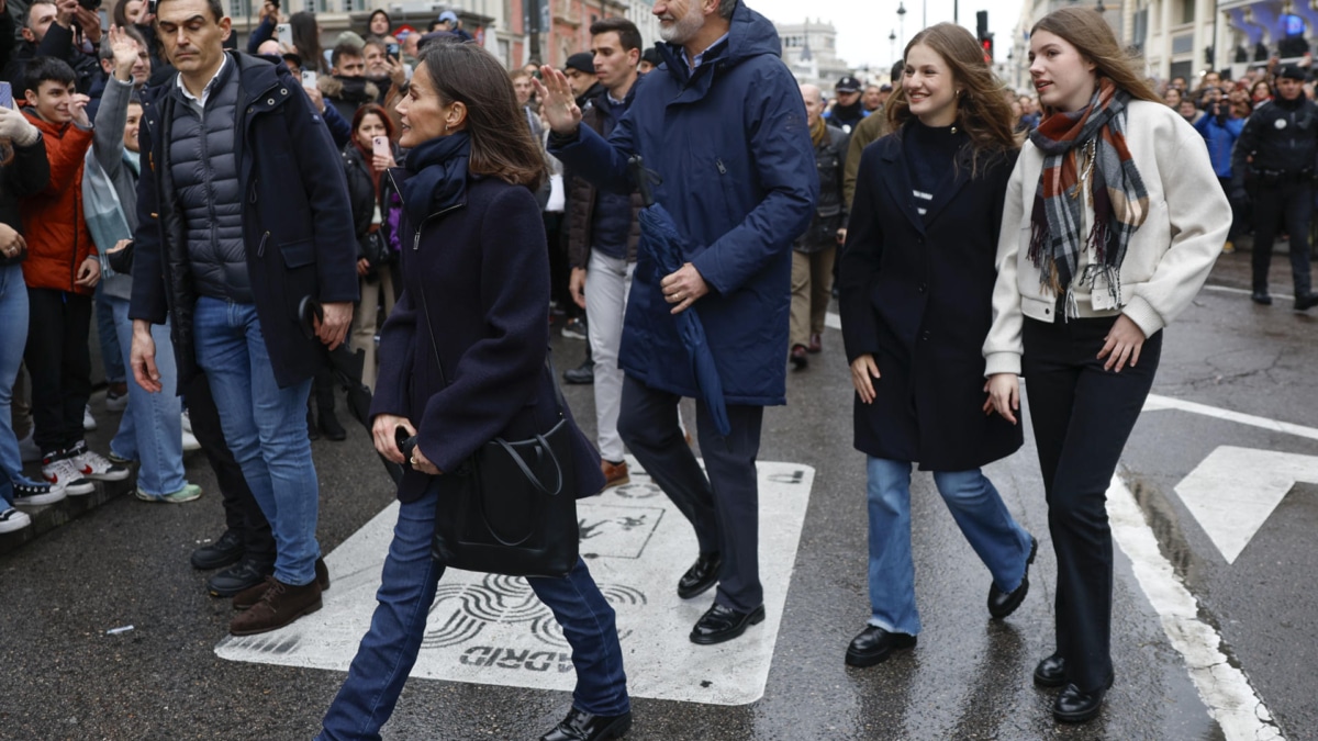 La familia real asiste a la procesión de la Soledad en Madrid, a pesar de la lluvia