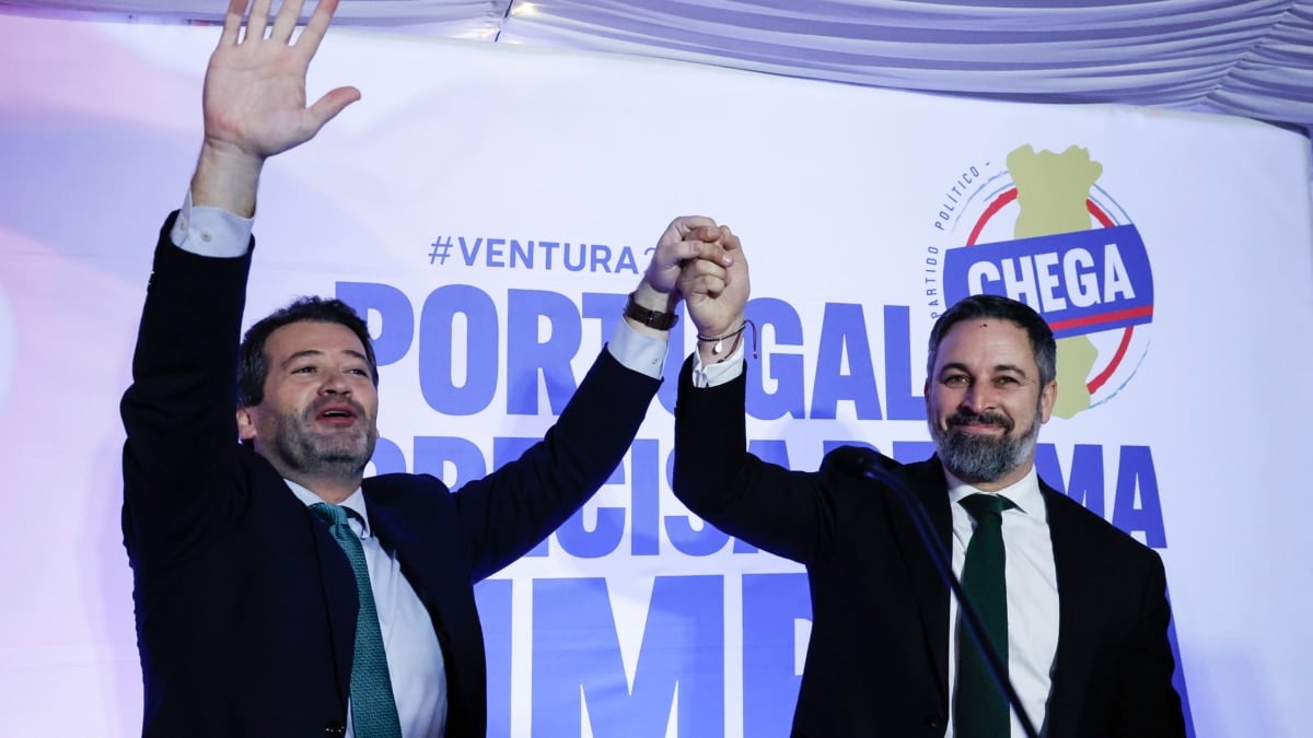 El presidente de Vox, Santiago Abascal, participa en un mitin electoral de André Ventura, líder de Chega!, en Olhao (Portugal), el miércoles 6 de febrero