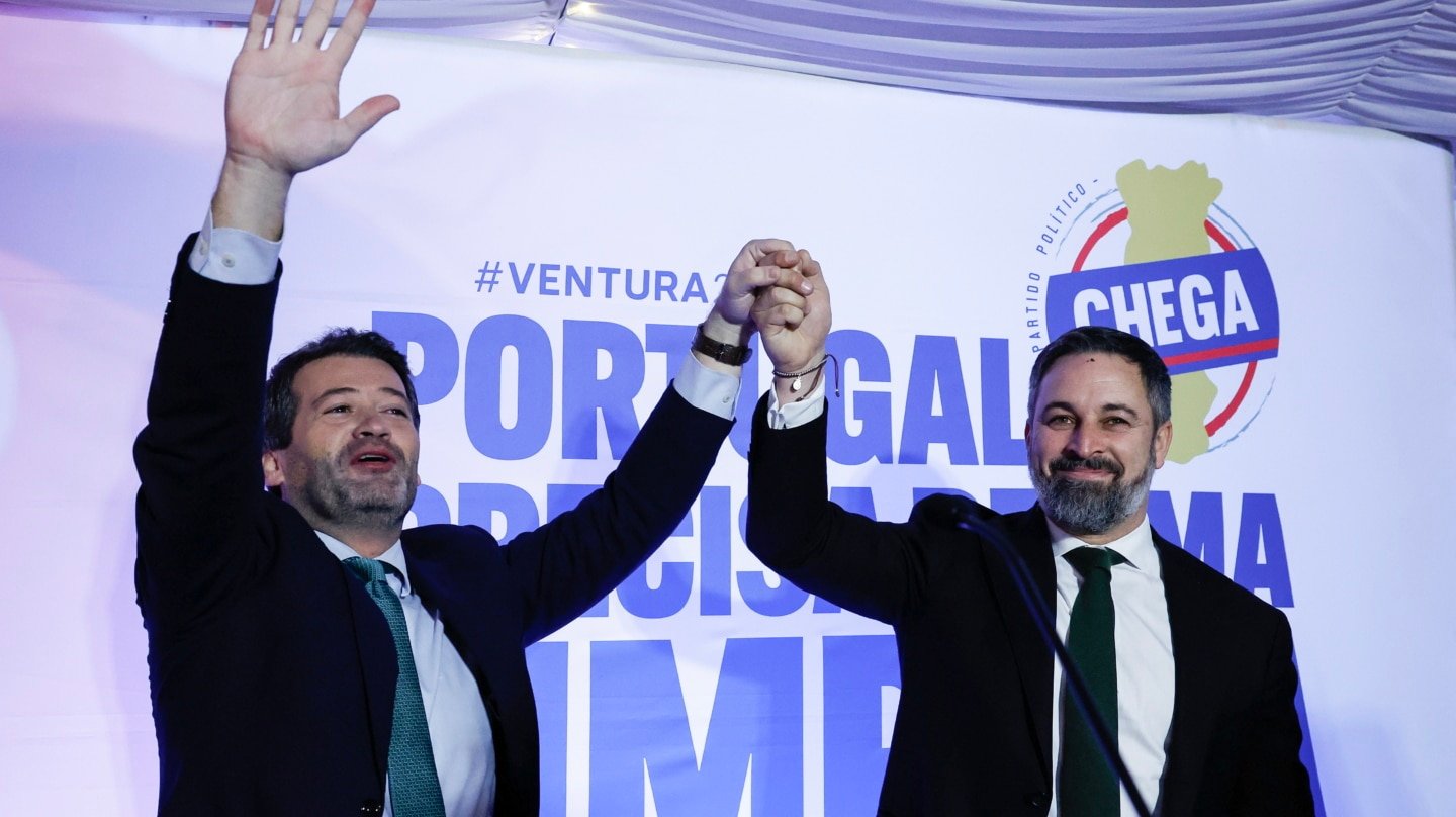 El presidente de Vox, Santiago Abascal, participa en un mitin electoral de André Ventura, líder de Chega!, en Olhao (Portugal), el miércoles 6 de febrero