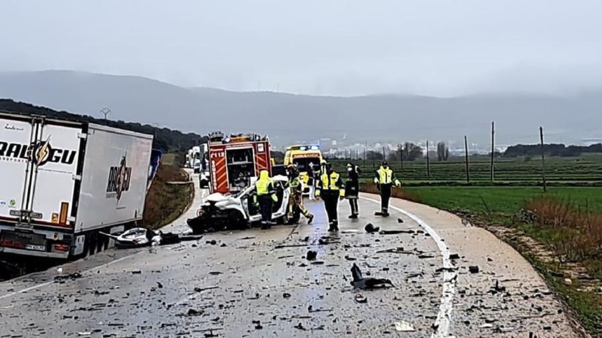 Mueren dos jóvenes de 22 y 30 años tras una colisión con un camión en Soria