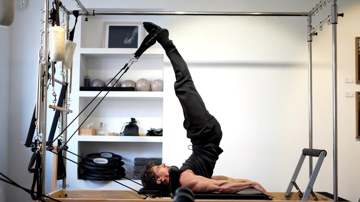 Adrián Lastra practicando pilates en el N7 Pilates Box.