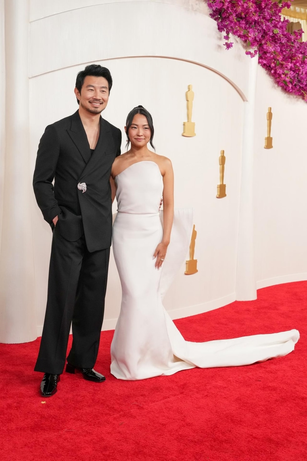 El actor Simu Liu (Barbie) y su novia, Allison Hsu, directora de marketing digital en Interscope Records; en la alfombra roja de los Oscar.