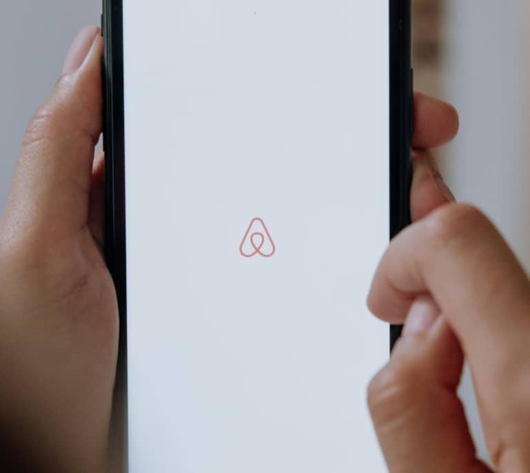 Airbnb prohibirá las cámaras de seguridad en los interiores de sus alojamientos