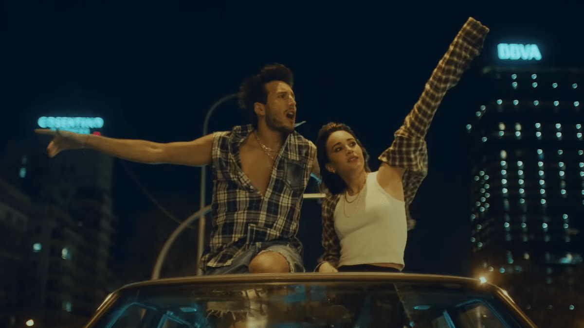 Aitana y Sebastian Yatra en una imagen de su videoclip 'Las dudas'.