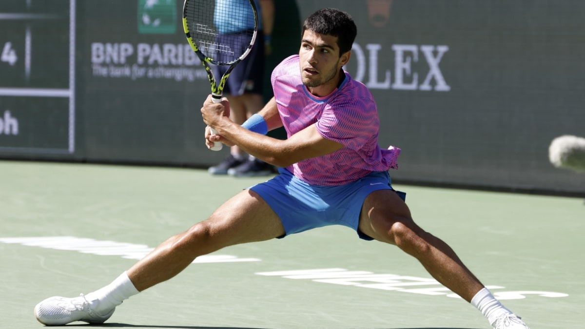 El español Carlos Alcaraz en acción contra Fabián Marozsan de Hungría durante el BNP Paribas Open en Indian Wells, California