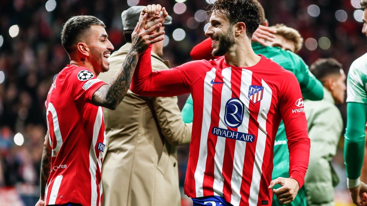 Angel Correa y Mario Hermoso del Atletico de Madrid celebran la victoria durante la UEFA Champions League