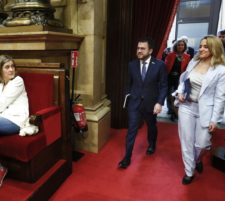 Los comunes tumban los presupuestos y Aragonès convoca reunión urgente del Govern