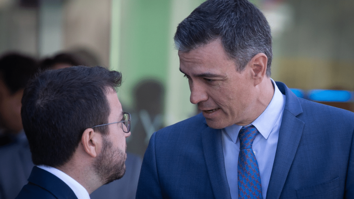 El presidente de la Generalitat, Pere Aragonès (i) y el presidente del Gobierno, Pedro Sánchez (d).