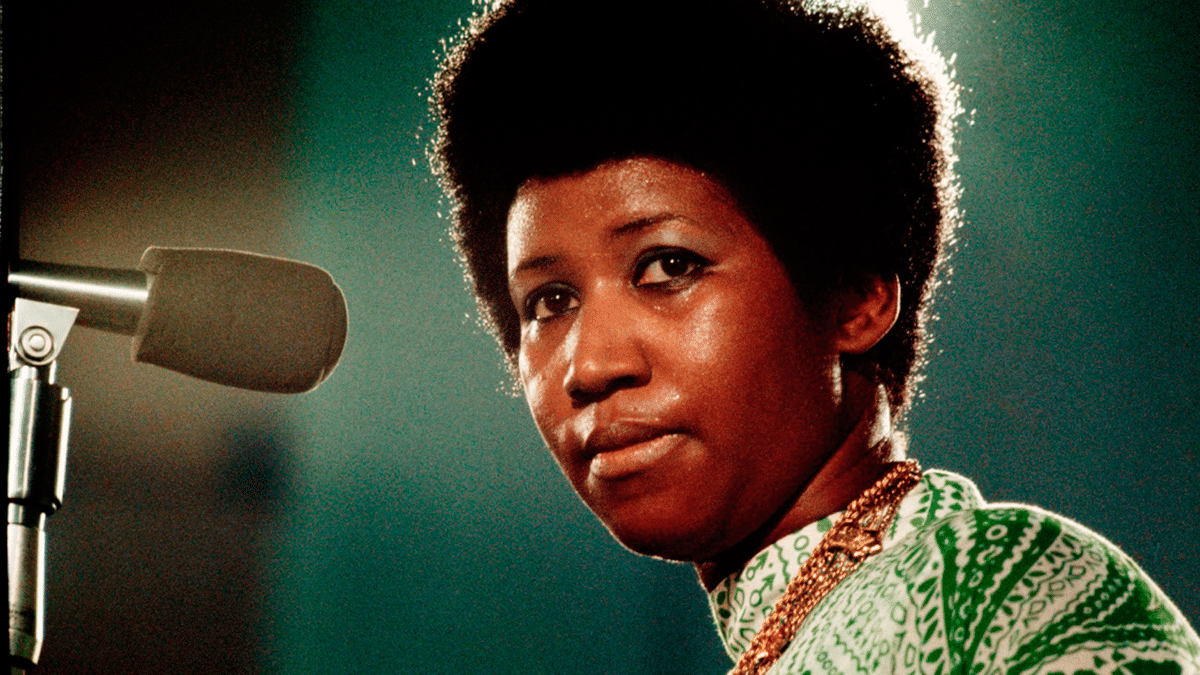 Aretha Franklin en un fotograma de 'Amazing Grace', el documental que recoge los dos conciertos de gospel que la cantante ofreció en la iglesia baptista de Watts, en Los Ángeles, en enero de 1972.