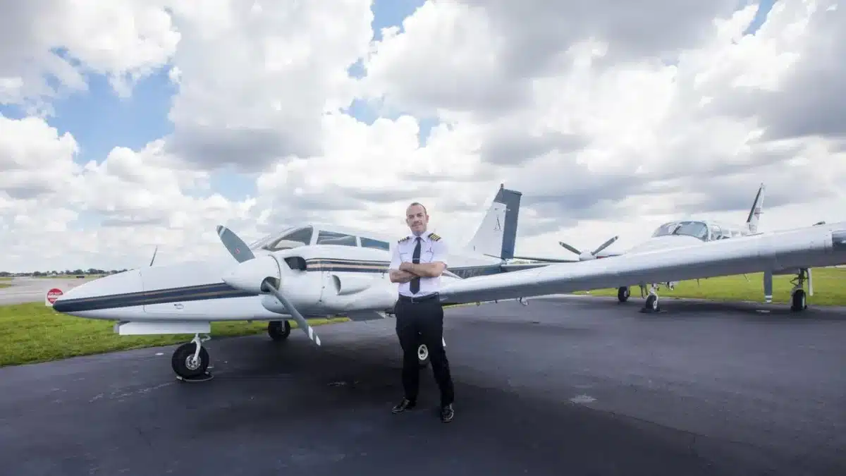 Alfredo Díez, con uno de sus aviones