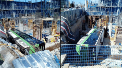 Un autobús 'aterriza' sobre las obras de un edificio en construcción en Cornellà