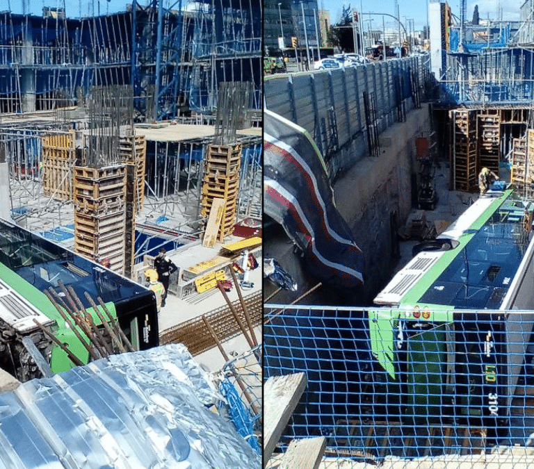 Un autobús 'aterriza' sobre las obras de un edificio en construcción en Cornellà