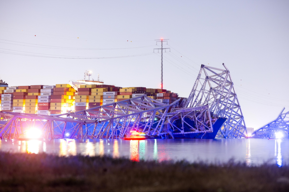 El puente de Baltimore destrozado por un carguero.