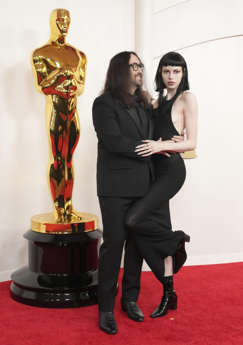 Sean Lennon, el hijo de John Lennon y Yoko Ono, con su novia Charlotte Kemp Muhl en los Oscar.