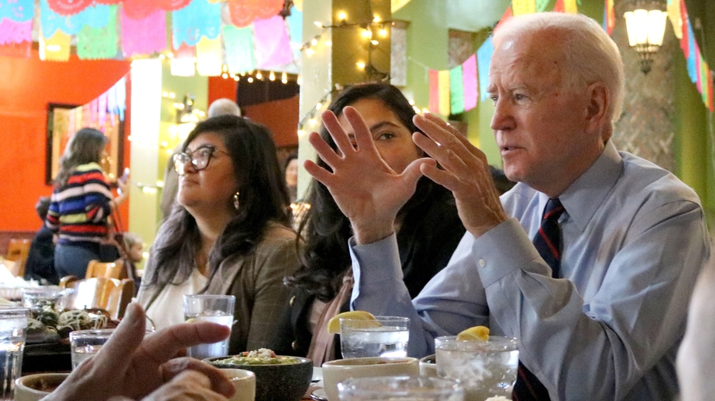 Joe Biden con un grupo de latinos