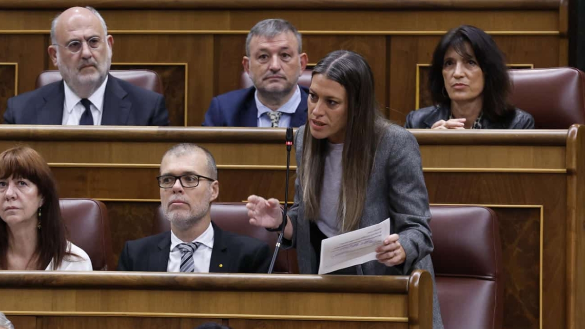 La portavoz de Junts en el Congreso, Míriam Nogueras (d), interviene durante la sesión de control al Gobierno este miércoles en el Congreso de los Diputados