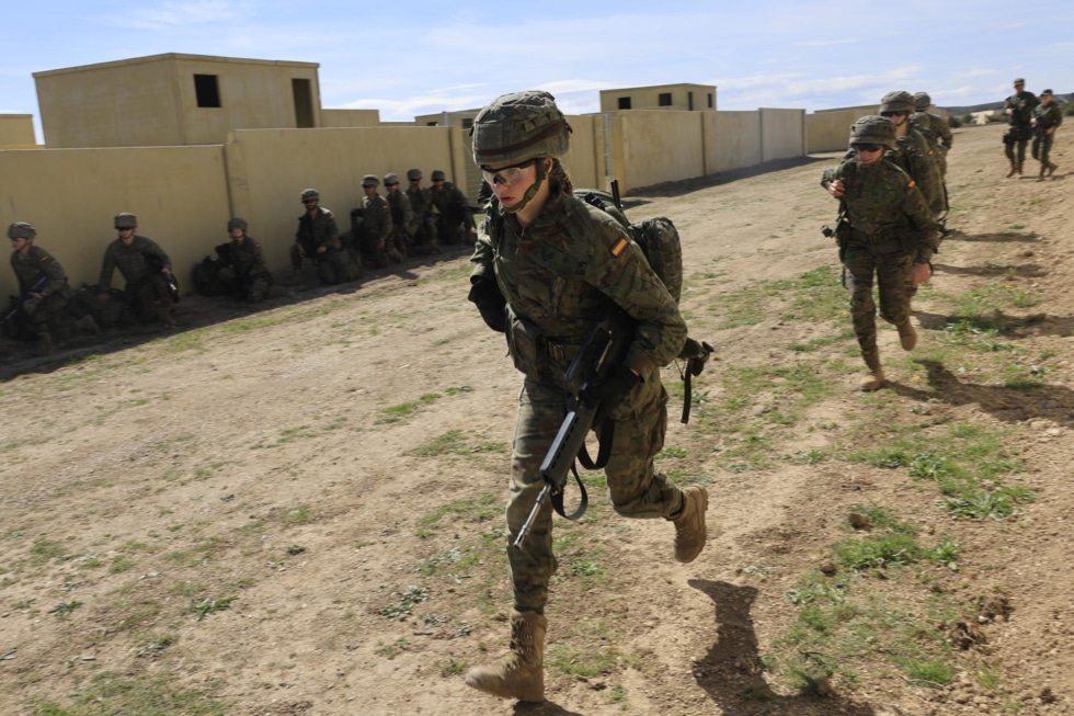 La princesa de Asturias Leonor participa, junto al resto de sus compañeros de la Academia General Militar, en las maniobras en el Centro Nacional de Adiestramiento de San Gregorio, el pasado 15 de marzo, en una imagen facilitada este lunes.