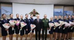 Putin celebra que las mujeres "sirven con dignidad a la patria"