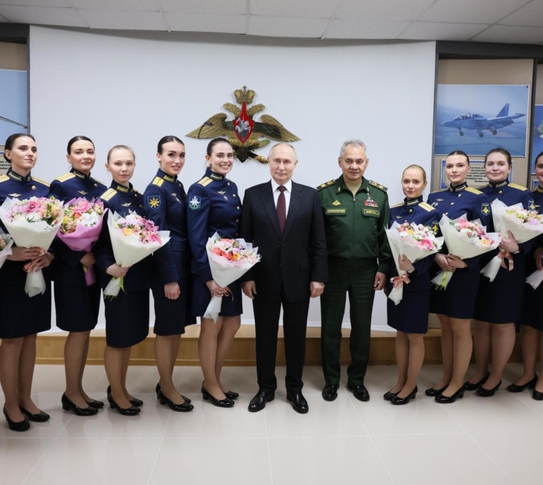 Putin celebra que las mujeres "sirven con dignidad a la patria"