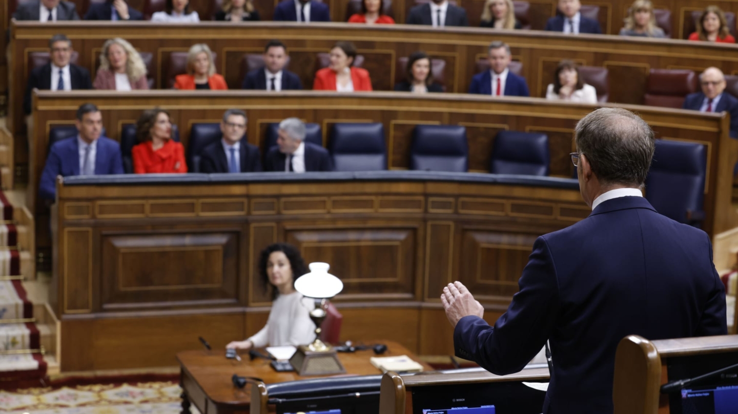 MADRID, 20/03/2024.- El líder del PP, Alberto Núñez Feijóo (d, de espaldas), se dirige al presidente del Ejecutivo, Pedro Sánchez durante la sesión de control al Gobierno celebrada este miércoles en el Congreso. EFE/Javier Lizón