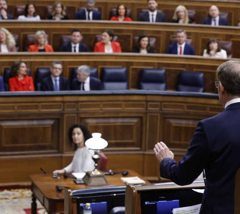 Feijóo amaga con una investigación parlamentaria y judicial a la esposa de Sánchez por el rescate de Air Europa