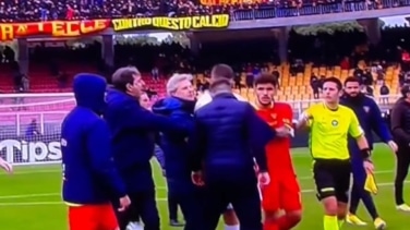 El cabezazo del entrenador del Lecce a un rival que le ha costado el puesto