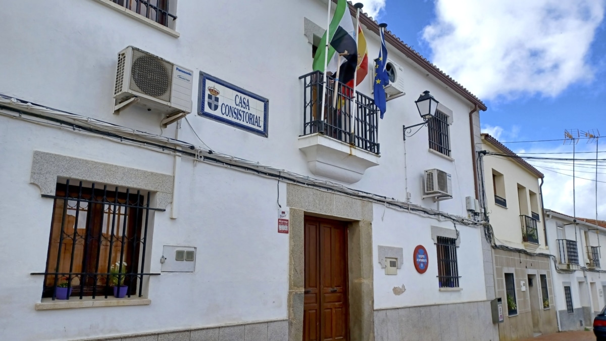 Vista de la Casa Consistorial de Hinojal (Cáceres), este jueves.