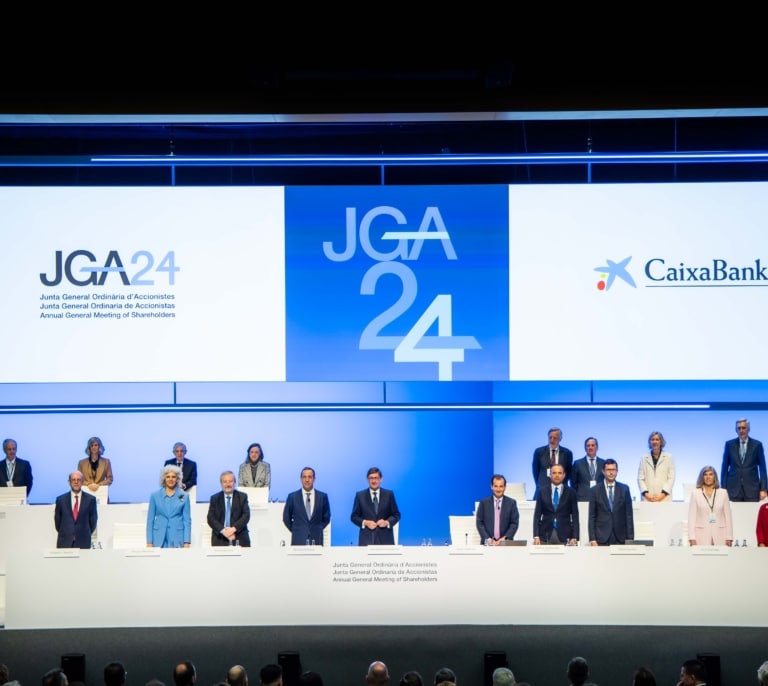 CaixaBank aprueba un dividendo de 0,3919 euros por acción, un 70% más que en 2022