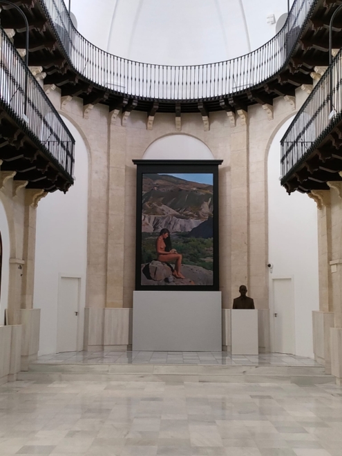 Antigua capilla del Hospital Provincial de Almería, reconvertida en salón de actos. Presidiendo, una María Magdalena pintada por Andrés García Ibáñez.