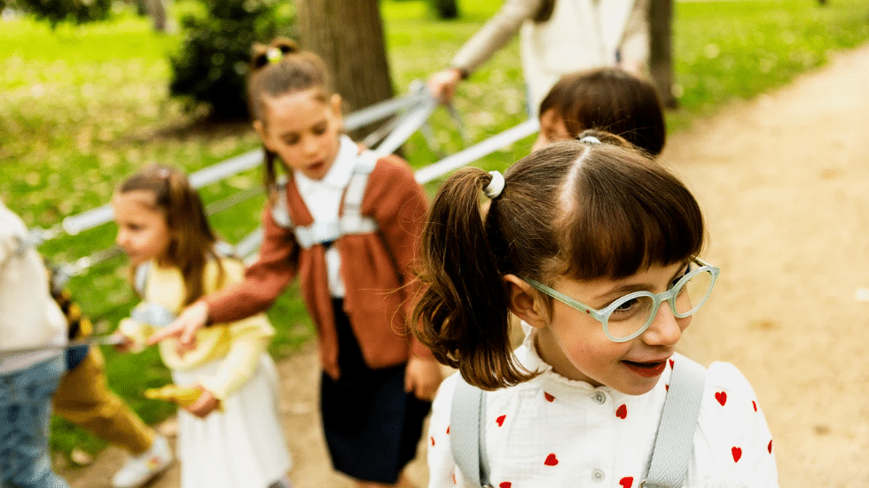 Atados pero sin bozal: la polémica campaña viral de los supuestos paseadores de niños que promociona Laura Escanes