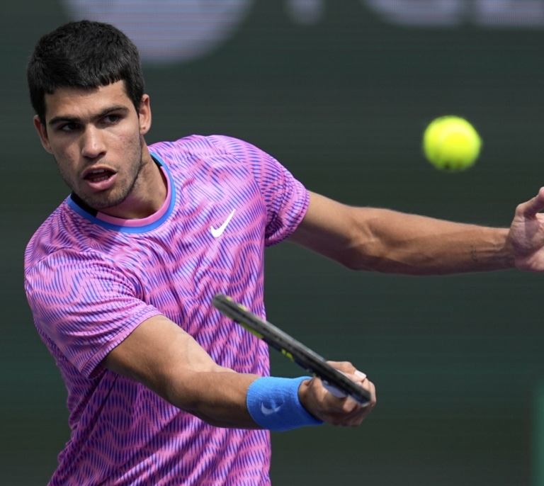 Alcaraz se impone a Marozsan y avanza firme a cuartos de Indian Wells